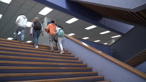 Estudiantes-Subiendo-Escaleras-Dentro-De-Un-Edificio-Educativo-En-México.