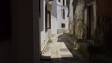 Zanzibar-Old-Buildings-in-Stone-Town,-Small-Narrow-Side-Streets-in-the-Main-City-in-Zanzibar-with-Old-Ruins-of-Buildings-in-Tanzania,-Historic-UNESCO-World-Heritage-Site-with-Damaged-Houses