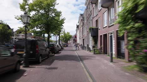 Charmante-Straßen-Des-Alten-Singel-Radwegs-In-Leiden,-Südholland,-Niederlande