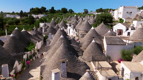 Weiß-Getünchte-Trulli-Häuser-Mit-Kegelförmigen-Dächern-In-Alberobello,-Region-Apulien,-Italien