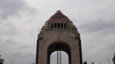 Monumento-Al-Lapso-De-Tiempo-De-La-Revolución-En-La-Plaza-De-La-Republica-Durante-El-Día