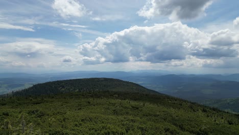 Majestuosas-Nubes-Sobre-Las-Montañas-Beskid-Durante-El-Día-De-Verano---Vista-De-Drones-4k