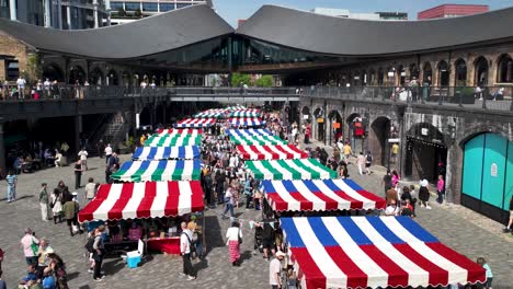 Coloridos-Puestos-Y-Multitudes-En-El-Mercado-De-Carbón-Cae-En-King&#39;s-Cross-En-Un-Día-Soleado