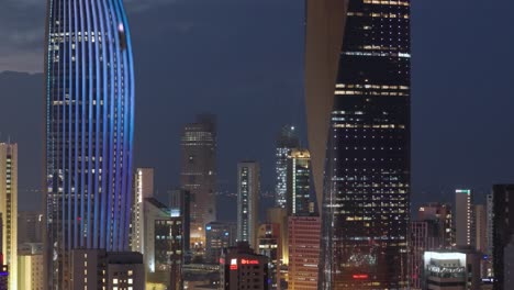 Vista-De-Drones-De-Los-Rascacielos-De-La-Ciudad-De-Kuwait-Por-La-Noche