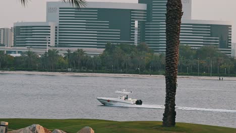 Una-Lancha-Rápida-Navegando-Por-Dubai-Creek-En-Los-Emiratos-Árabes-Unidos.