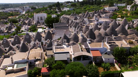 Typischer-Trullo-Stil-Der-Häuser-In-Der-Stadt-Alberobello-In-Apulien,-Italien