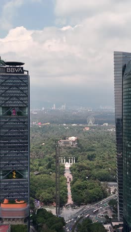 Ascendente-Con-Vistas-Verticales-Del-Paseo-De-La-Reforma,-El-Parque-Chapultepec-Al-Fondo