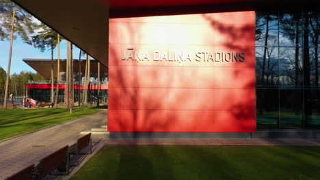 Entrada-Y-Logotipo-Del-Estadio-Janis-Dalins-En-La-Toma-De-Establecimiento.