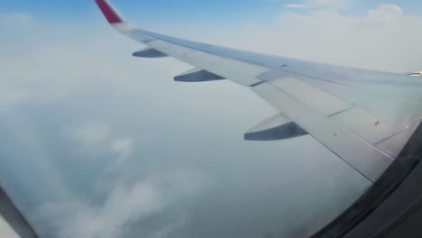 Schöne-Wolken-Und-Flugzeugflügel-Aus-Dem-Fenster-Mit-Wunderschönen-Blauen-Himmel