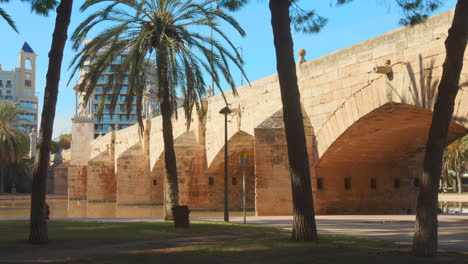 Pan-shot-of-the-Puente-del-Mar-pedestrian-bridge-crossing-the-Turia-river-in-the-city-of-Valencia,-Spain-on-a-sunny-day