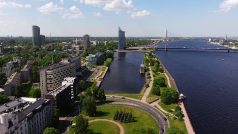 Vista-Aérea-Panorámica-Sobre-El-Río-Daugava-En-Riga,-Letonia