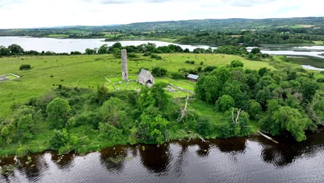 Irlanda-Lugares-épicos-Barrido-Con-Drones-A-La-Derecha-Isla-Santa-Lago-Arrastrar-Antiguo-Sitio-Monástico-En-El-Río-Shannon-Importante-Sitio-Paleocristiano-En-Irlanda