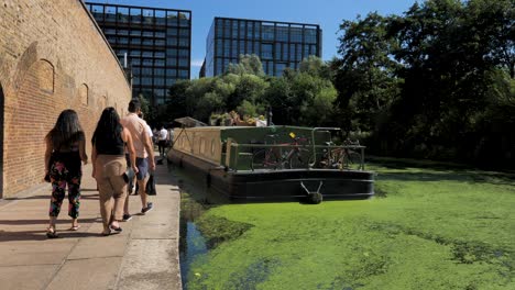 House-Boat-moored-along-Regents-Canal,-King's-Cross,-London,-UK,-July-2023