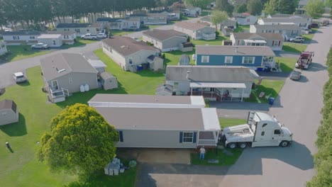 Una-Vista-Aérea-De-Una-Casa-Prefabricada,-Móvil-Y-De-Doble-Ancho-Que-Se-Está-Instalando-En-Un-Lote-De-Un-Parque.