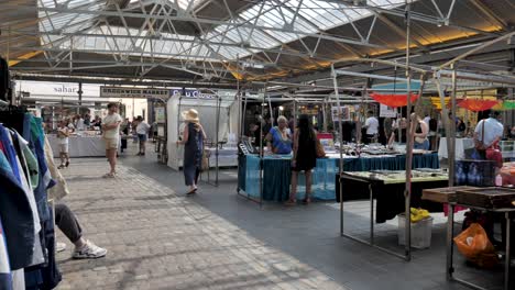 Interior-Del-Mercado-De-Greenwich-Mientras-Los-Vendedores-Muestran-Sus-Tiendas,-Greenwich,-Londres,-Reino-Unido,-Julio-De-2023