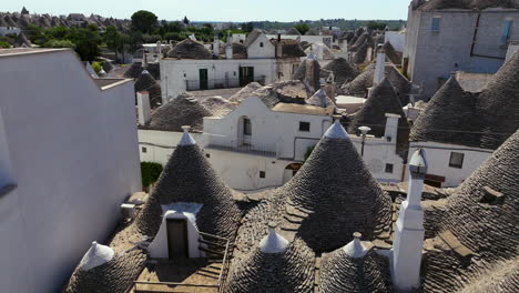 Edificio-Redondo-De-Piedra-Con-Techo-Cónico,-Casas-Trulli-En-Alberobello,-Región-De-Apulia-En-Italia