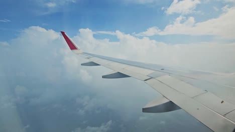 Schöne-Aussicht-Auf-Flugzeugflügel-Auf-Seltenen-Weißen-Wolken-Am-Blauen-Himmel-Und-Wolken