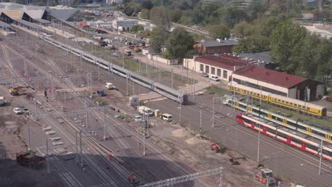 Schwenkaufnahme-Eines-Zuges,-Der-Am-Bahnhof-Ankommt