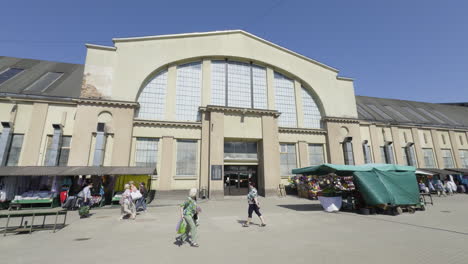 Exterior-walls-of-the-central-market-with-outdoor-stalls-and-stands-selling-food