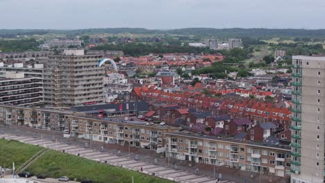 Eine-Drohne-Verfolgt-Einen-Gleitschirm,-Der-über-Der-Niederländischen-Küste-Von-Zandvoort-An-Strandhotels-Vorbeifliegt