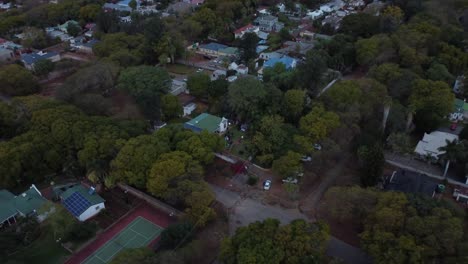 Vídeo-De-Drone-De-Un-Suburbio-En-Bulawayo,-Zimbabwe