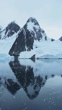 Winterliche-Berg--Und-Küstenlandschaft-In-Der-Antarktis,-Bergspiegelungen-In-Einer-Ruhigen,-Stillen-Meeres--Und-Wasserlandschaft-In-Vertikalen-Videos-Für-Soziale-Medien,-Instagram-Reels-Und-Tiktok