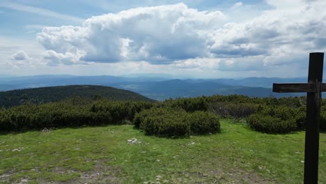 Altar-Y-Cruz-En-La-Cima-De-La-Montaña-Pilsko---Beskidy-4k-Drone-Shot