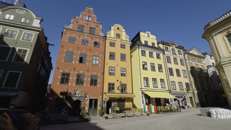 Toma-Exterior-De-Las-Famosas-Y-Coloridas-Casas-Del-Casco-Antiguo-O-De-Gamla-Stan,-Estocolmo