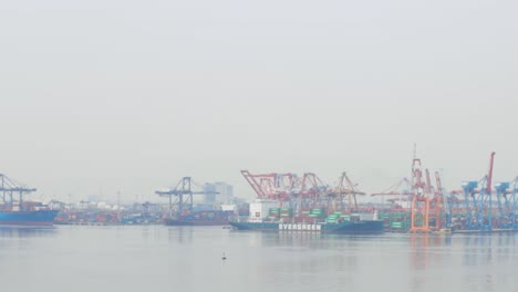 Blick-Auf-Viele-Hafencontainerkräne-Und-Frachtschiffe,-Die-Im-Hafen-Von-Tanjung-Priok,-Jakarta-Angedockt-Sind