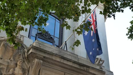 La-Bandera-Australiana-Ondeando-Suavemente-Al-Viento-En-La-Alta-Comisión-Australiana,-Londres,-Reino-Unido,-Julio-De-2023.