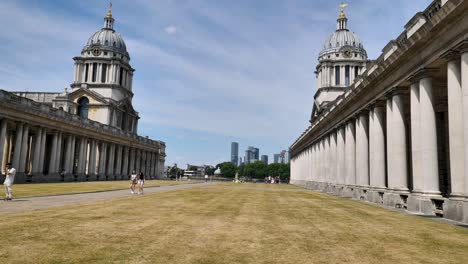 Una-Vista-Panorámica-De-Canary-Wharf-Desde-Los-Terrenos-Del-Antiguo-Royal-Naval-College-Bajo-Un-Cielo-Despejado,-Greenwich,-Londres,-Reino-Unido,-Julio-De-2023.