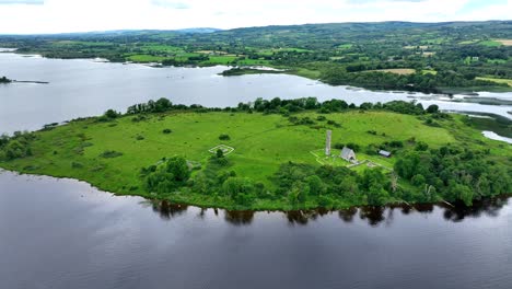 Irland-Epische-Orte-Statische-Drohnenlandschaft-Der-Holy-Island-Mit-Alten-Gebäuden-Am-Shannon-River