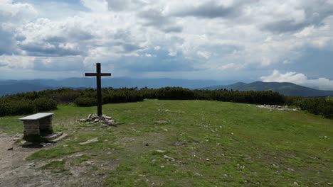 Cruz-Y-Altar-En-La-Cima-De-La-Montaña-Pilsko-Durante-Un-Día-Soleado---Drone-4k