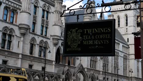 Cartel-De-Comerciantes-De-Té-Y-Café-De-Twinings-Colgado-En-La-Tienda-De-Twinings-En-Strand,-Londres,-Reino-Unido,-Julio-De-2023