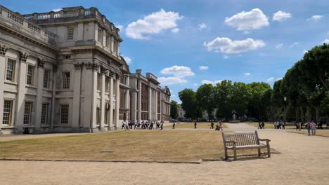 Estudiantes-Que-Ingresan-Al-Campus-De-La-Universidad-De-Greenwich-A-Lo-Largo-Del-Camino-Universitario-En-Un-Día-Soleado,-Greenwich,-Londres,-Reino-Unido,-Julio-De-2023