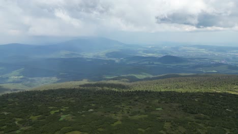 Wolken-über-Den-Bergen-Während-Eines-Sommertages---4K-Drohnenaufnahme