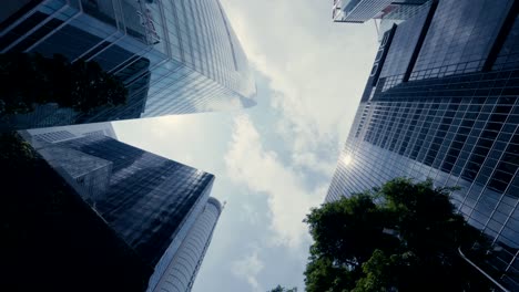 Abstrakte-Zeitlupe-Beim-Blick-Nach-Oben-Bei-Einer-Fahrt-Durch-Das-Geschäftsviertel-In-Singapur