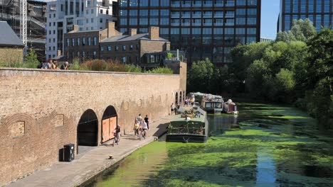 Regents-Canal-Im-Sommer,-King&#39;s-Cross,-London,-Großbritannien,-Juli-2023