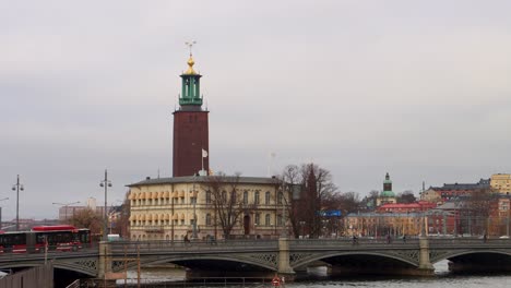 Rathaus-Von-Stockholm-Und-Verkehr-Auf-Der-Centralbron-Brücke-In-Schweden