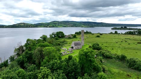 Sitio-Monástico-Irlandés-Isla-Sagrada-Lago-Derg-En-El-Río-Shannon-Recorrido-Redondo-E-Iglesias-Paisaje-Romántico-De-La-Isla-Irlanda-Lugares-épicos