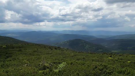 Vuelo-Sobre-Las-Montañas-Beskid-Durante-El-Día-Nublado---Drone-4k