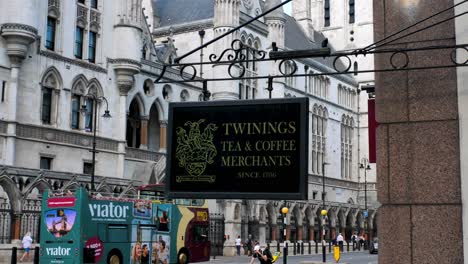 Revelación-Del-Cartel-De-Té-Twinings-Que-Cuelga-De-La-Tienda-Twinings-En-Strand,-Londres,-Reino-Unido,-Julio-De-2023