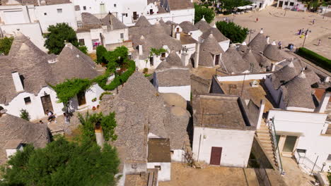 View-Of-Traditional-Trulli-Houses-In-Alberobello-On-A-Sunny-Day-In-Apulia,-Italy