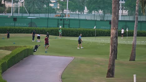 Golfistas-Practicando-En-El-Club-De-Golf-De-Dubai,-Emiratos-Árabes-Unidos.