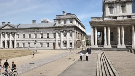 Vista-Lateral-Del-Antiguo-Edificio-Del-Royal-Naval-College-Que-Muestra-Su-Arquitectura-Neoclásica-En-Greenwich,-Londres,-Reino-Unido,-Julio-De-2023