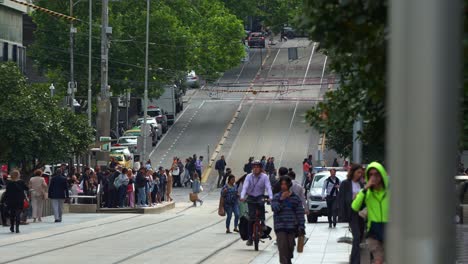 Eine-Geschäftige-Urbane-Szene-Auf-Der-Bourke-Street-In-Melbourne-City,-Fußgänger-Und-Käufer-Schlendern-über-Die-Straße-Der-Bourke-Street-Mall-Im-Zentralen-Geschäftsviertel-Der-Innenstadt-Von-Melbourne,-Zeitlupenaufnahme