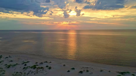 Sunset-over-sea-water-skyline,-zoom-out-time-lapse-end-of-day,-time-passing