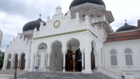 Building-facade,-architectural-design,-tourists,-people,-religious-mosque