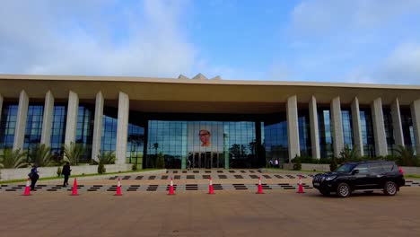 Fachada-Frontal-Del-Centro-Internacional-De-Conferencias-Sir-Dk-Jawara-En-Senegambia,-Zona-Industrial-Turística-De-Gambia