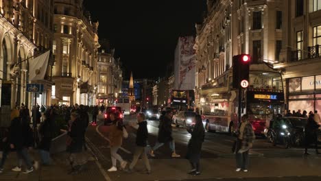 Regent-Street-Iluminada-En-Londres-Por-La-Noche